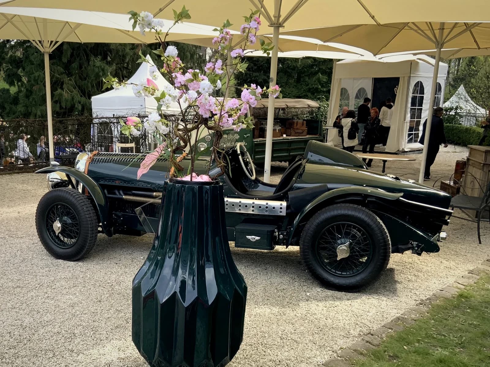 CANNELE in Waldgruen neben Bentley bei Car Classics